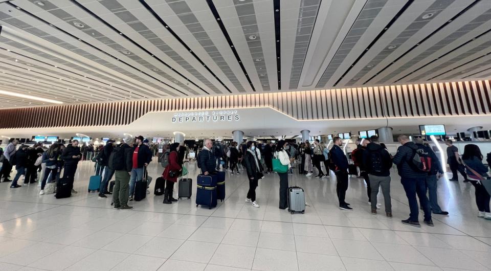 Los pasajeros hacen cola para el control de seguridad en la zona de salidas de la Terminal 2 del aeropuerto de Manchester (REUTERS)