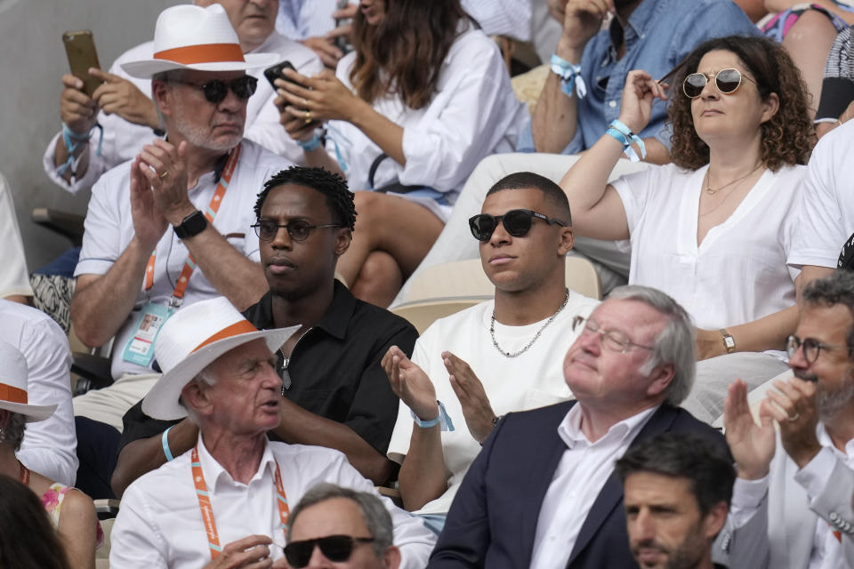 Kylian Mbappé observa la final del Abierto de Francia entre Novak Djokovic y Casper Ruud, el domingo 11 de junio de 2023, en París. (AP Foto/Christophe Ena)