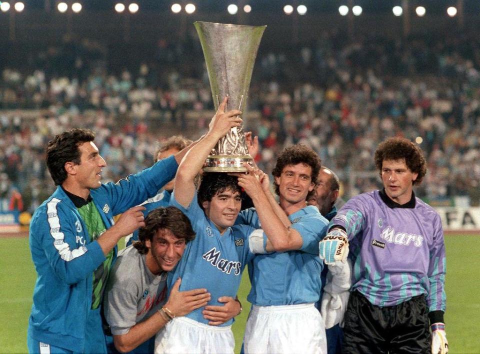 Maradona levantando la copa en 1989
