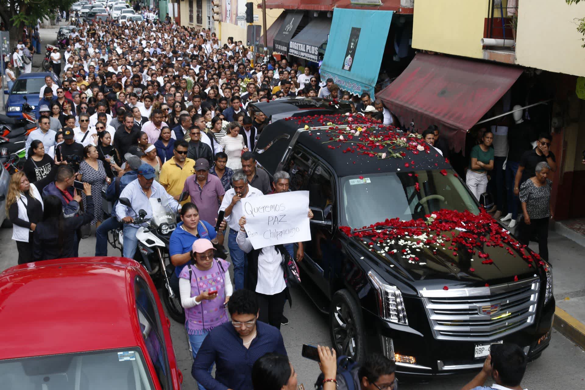 CHILPANCINGO, GUERRERO, 07OCTUBRE2024.- Miles de personas se despidieron durante el cortejo fúnebre del alcalde de Chilpancingo, Alejandro Arcos Catalán, quien fue asesinado la tarde del día domingo en la capital del estado de Guerrero. FOTO: DASSAEV TÉLLEZ /CUARTOSCURO.COM