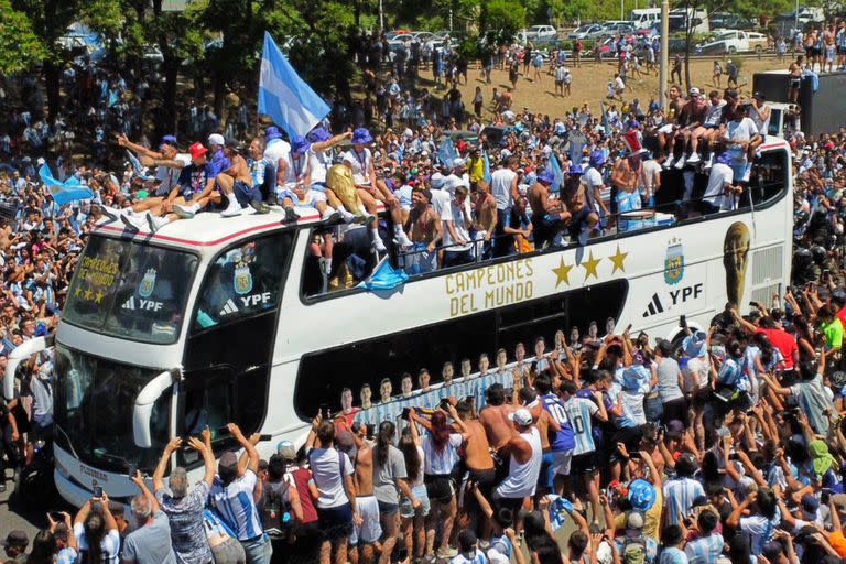 Recorrida del micro de la selección argentina Campeona del Mundo en Qatar 2022.  desde el predio de Ezeiza.
Messi Paredes, Scaloni, Di MAría, De Paul, Otamendi, Enzo Fernadez, Lautaro Martinez, Montiel, palacios, acuña.. 

Vista

  20/12/2022