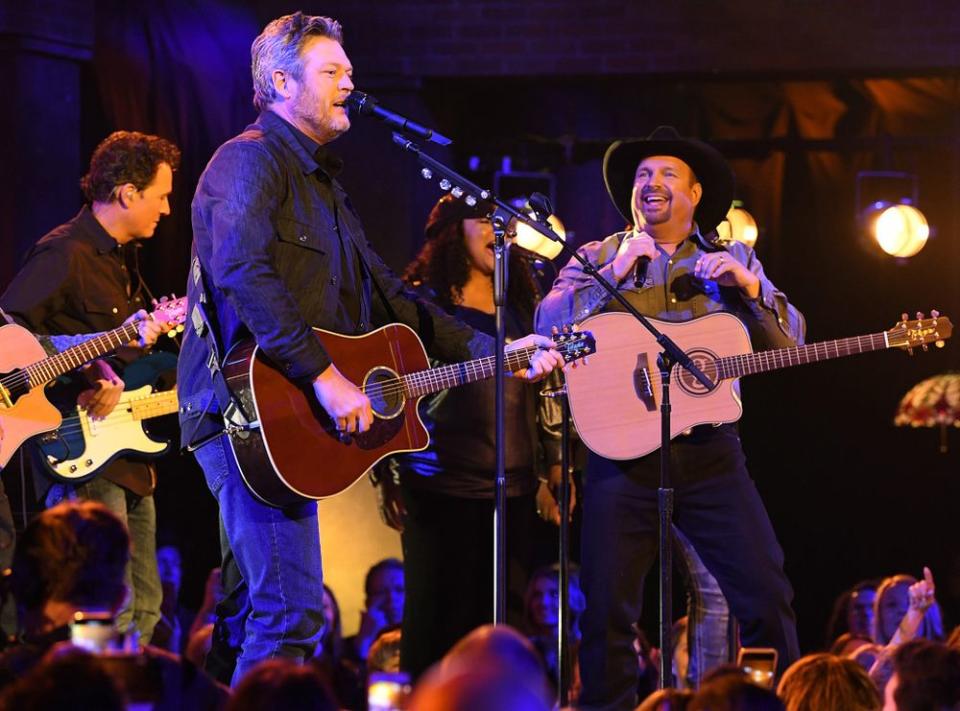 Blake Shelton and Garth Brookes | Image Group LA/ABC/Getty