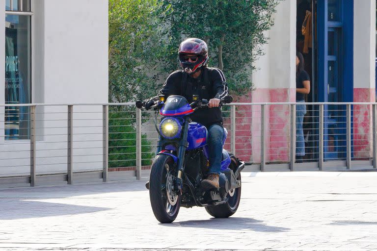 
Keanu Reeves, a dos ruedas, paseando por las calles de Malibú, en California
