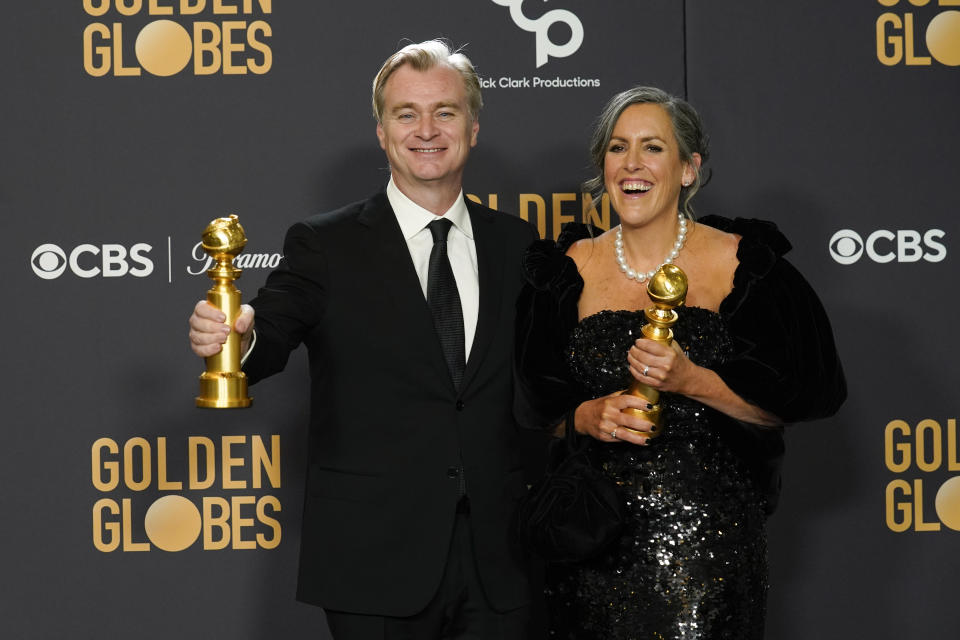 Christopher Nolan, izquierda, y Emma Thomas posan en la sala de prensa con el premio a mejor película dramática por "Oppenheimer" en la 81a edición de los Globos de Oro el domingo 7 de enero de 2024, en el Hotel Beverly Hilton en Beverly Hills, California. (Foto AP/Chris Pizzello)