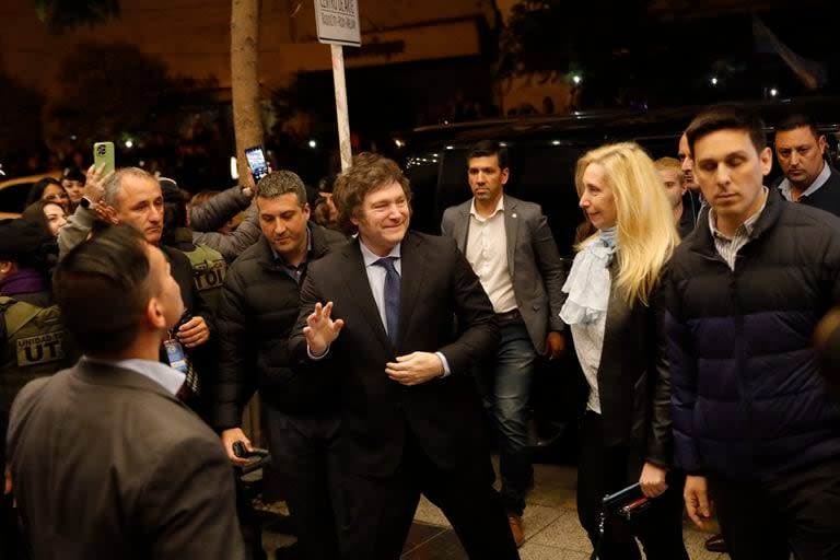 Javier Milei llegando al teatro en Mar del Plata para ver la función de Fátima Florez