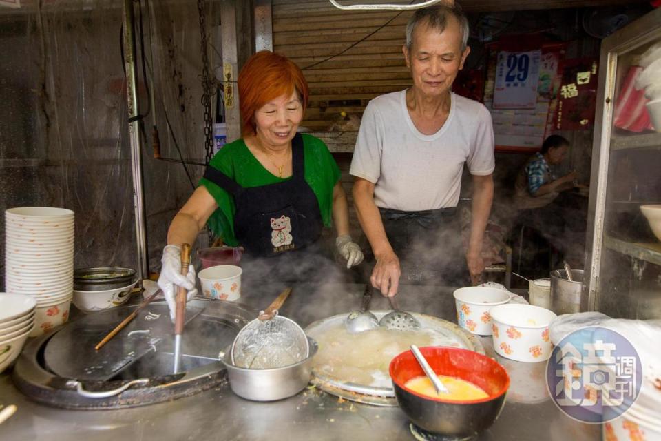 小李肉羹老闆娘（左）說，肉羹不裹魚漿而是粉漿，是在地肉羹店的普遍作法。