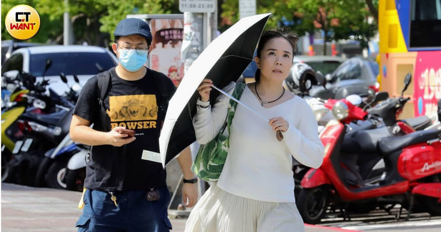 台灣今日各地氣溫偏熱，氣象署也對12縣市發布高溫燈號。（圖／方萬民攝）