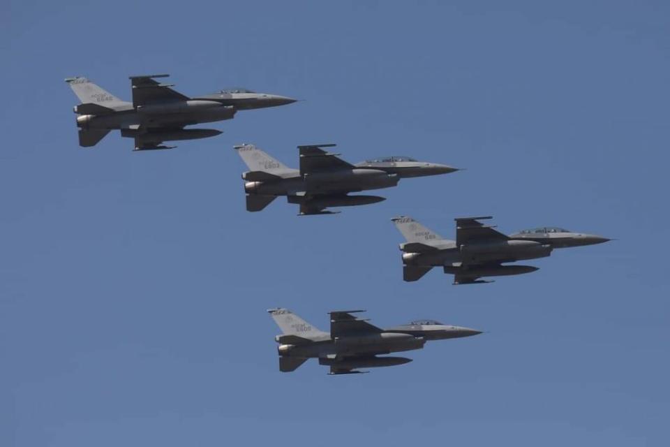 F-16V成軍預演，呼嘯嘉義上空，民眾大呼過癮。（記者湯朝村攝）