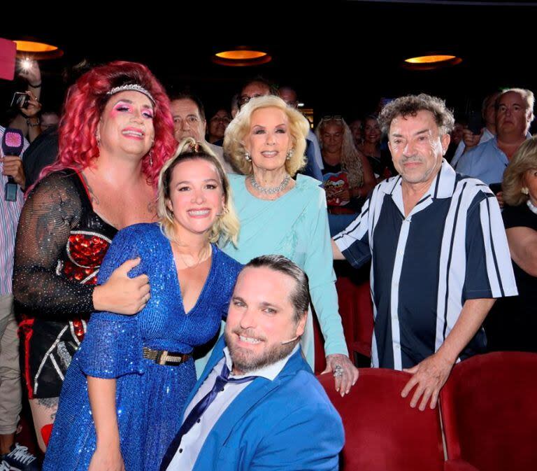 Mirtha Legrand y Aníbal Pachano en el Teatro Radio City de Mar del Plata, con los actores de Kinky Boots: Fede Bal, Sofía Pachano y Germán 