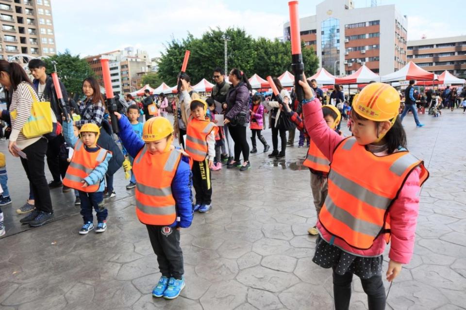 由新北市政府工務局舉辦的「親子路平園遊會」將於1月8日上午10時至17時在板橋區第一運動場廣場舉行，邀請小朋友們體驗成為一日工程師。（新北市工務局提供）