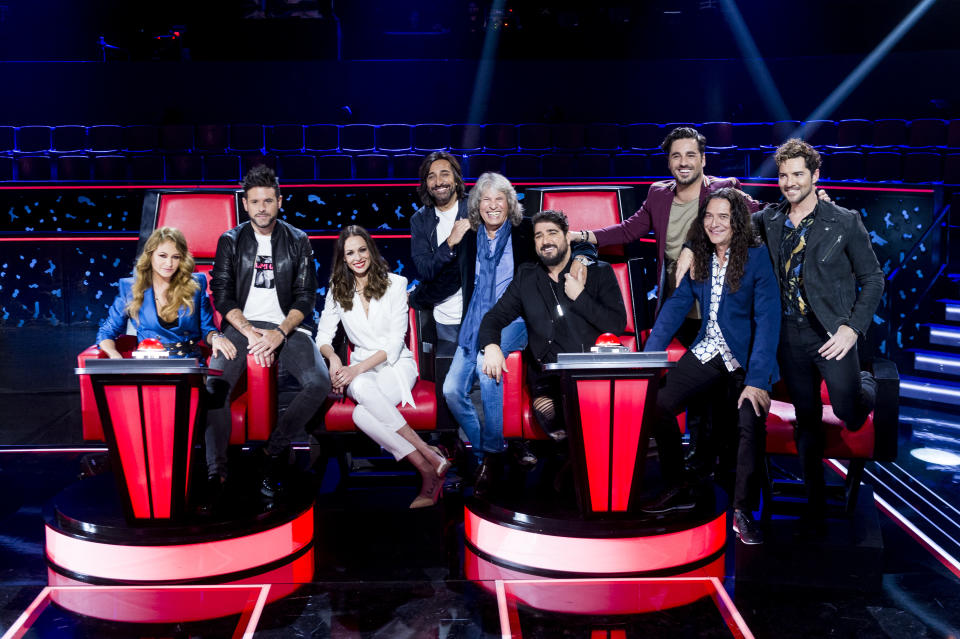 MADRID, ESPAÑA - 6 DE FEBRERO: Paulina Rubio, Pablo López, Eva González, Antonio Carmona, José Mercé, Antonio Orozco, David Bustamante, Tomatito y David Bisbal asisten a la sesión fotográfica 'La Voz Senior' el 6 de febrero de 2019 en Madrid, España. (Foto de Juan Naharro Giménez/Getty Images)