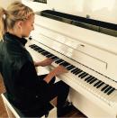 Und auch ein neues Hobby sorgt für Abwechslung: "Die neue Liebe in meinem Leben" - wie Lena auf ihrem Instagram-Account eindrucksvoll beweist, versucht sich das Model seit Neuestem am Klavier. (Bild-Copyright: Instagram/lenagercke)