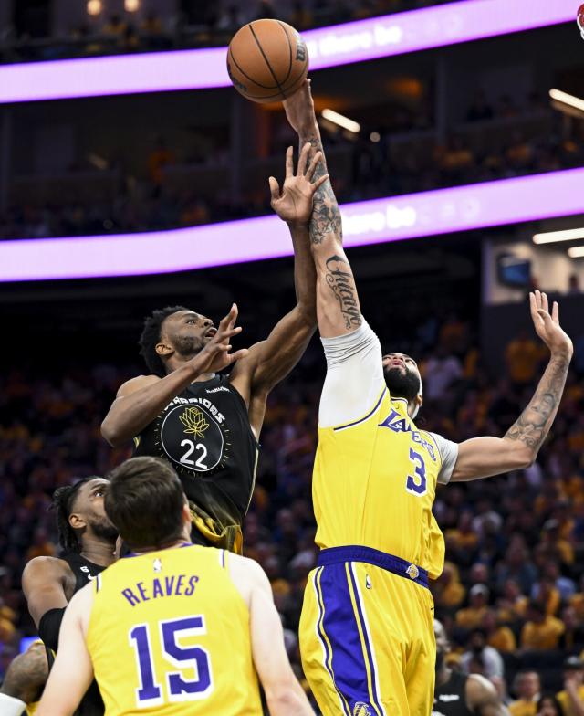 Warriors' fourth quarter rally falls short as Lakers take Game 1