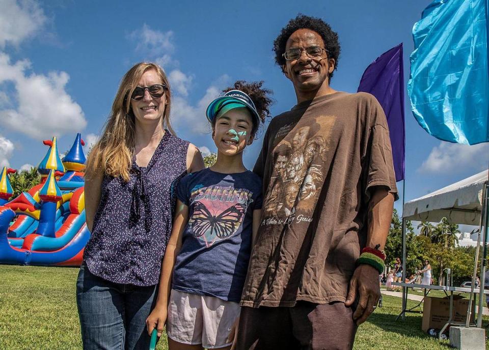 Erin y Rob Collins con su hija Teya disfrutando del aire libre en la celebración del Picnic Familiar de Pascua, que forma parte del Festival del Orgullo de Miami Beach en Pride Park, el sábado 08 de abril de 2023.