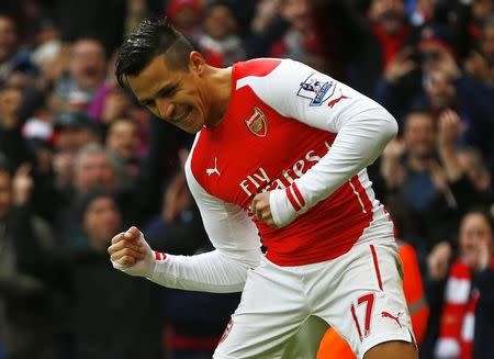 El delantero del Arsenal Alexis Sánchez celebra tras convertir frente al Stoke City. REUTERS/Eddie Keogh 