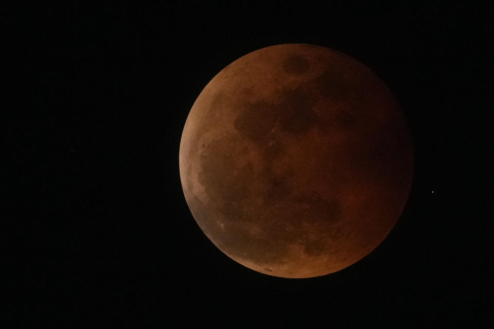 El eclipse lunar visto desde Manila, Filipinas, el 8 de noviembre de 2022. (Foto AP/Aaron Favila)