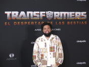 El director Steven Caple Jr. posa a su llegada a la alfombra roja de "Transformers: Rise of the Beasts", en la Ciudad de México el 30 de mayo de 2023. (Foto AP/Berenice Bautista)