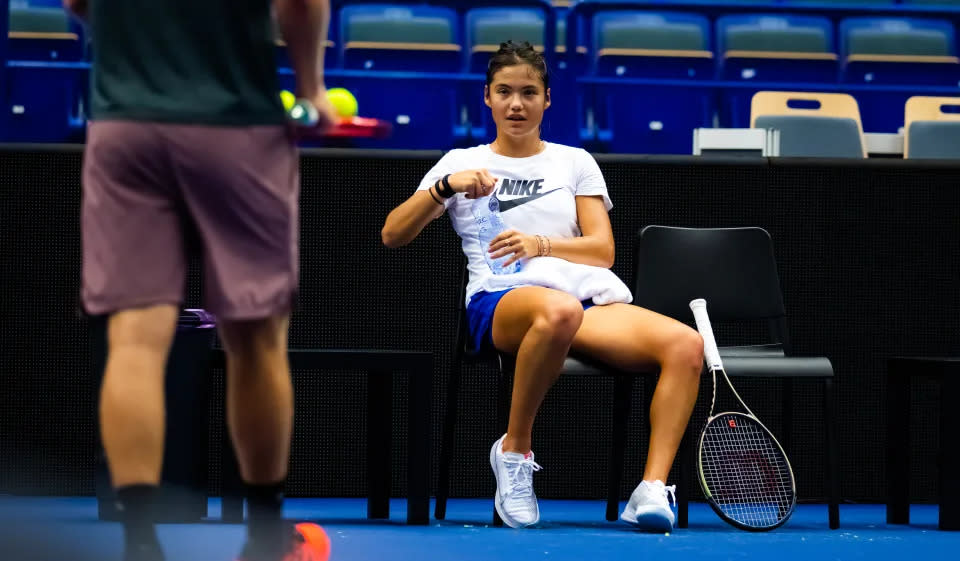 Emma Raducanu entrenando para la Copa Billie Jean King. (Foto de Robert Prange/Getty Images)