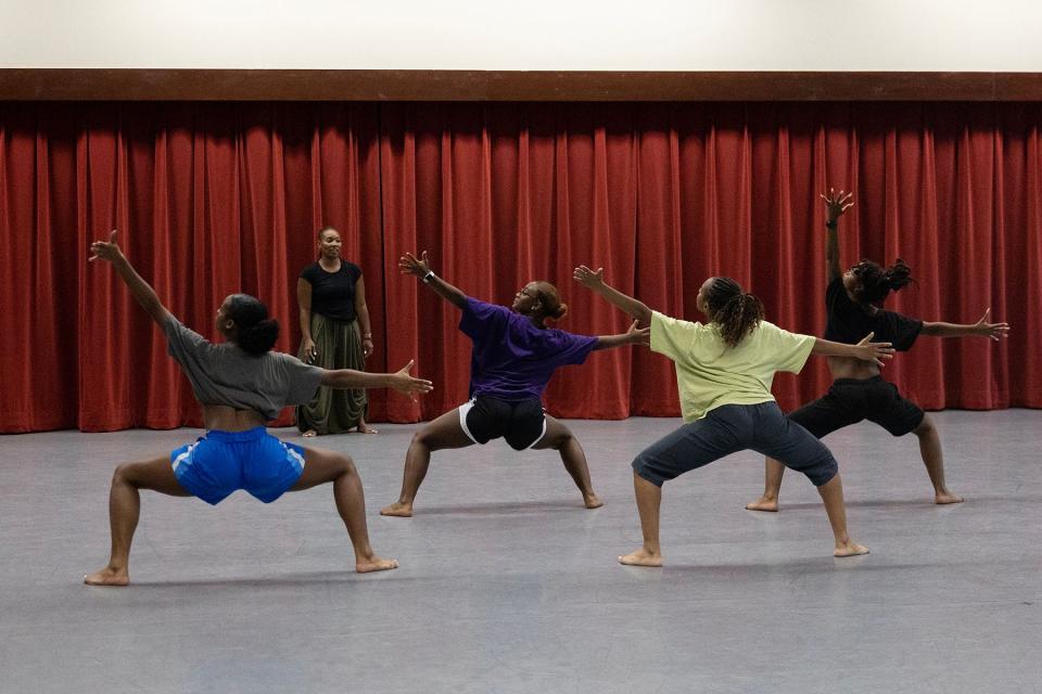 Students work with School of Dance alumni and former Urban Bush Women company member, Bennaldra Williams (BFA, 2005), on the restaging of Professor Jawole Willa Jo Zollar's "Give Your Hands to Struggle."