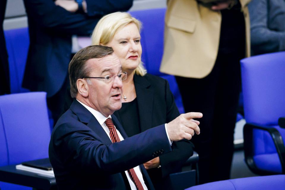 Boris Pistorius (SPD) während einer Sitzung des Bundestages. Im Hintergrund die Wehrbeauftragte Eva Högl - Copyright: picture alliance / photothek | Thomas Trutschel