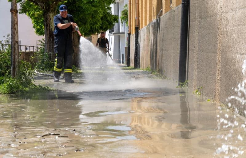 Employees of the THW and the fire brigade clean the sidewalks.  Many places in Bavaria are still flooded after heavy rainfall.  Peter Kneffel/dpa