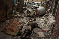 <p>A dead body of an ISIS´s militant lies on the floor in an alley as Iraqi forces continue their advance against Islamic State militants in the Old City of Mosul, Iraq. July 7, 2017. Mosul. Iraq. (Photograph by Diego Ibarra Sánchez / MeMo) </p>