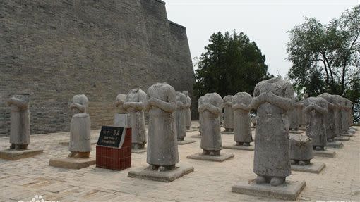 乾陵特別引人注目的就是朱雀門外的神道東西兩側，分布著兩組石人群像，整齊恭敬地排列於陵前。西側32尊，東側29尊，共61尊。稱「六十一蕃臣像」。（圖／翻攝百度百科）