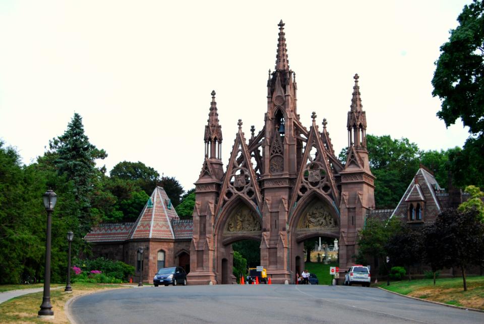 <p>Esta es la entrada del cementerio de Green-Wood, uno de los rincones más desconocidos y hermosos de la ciudad de Nueva York. Se encuentra en el barrio de Park Slope, en Brooklyn. Se inauguró en 1838 y sus puertas fueron diseñadas con un estilo neogótico. (Foto: Wikimedia Commons). </p>