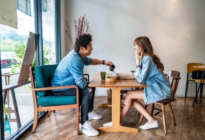 Pareja en un café