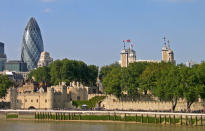 Le Gherkin à Londres, situé au cœur de la City. Conçu par l'équipe de Norman Foster, et inauguré en 2004, il est construit de manière à consommer deux fois moins d'énergie d'un immeuble classique. Des systèmes de circulation d'air et de lumière en particulier entre chaque étage permettent une meilleure régulation de la température.