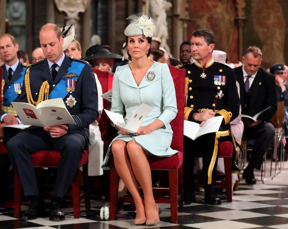 <p>Ella completó su look con un tocado de cabeza en azul pálido y blanco de Sean Barrett, sus acostumbrados tacones color piel y un bolso clutch satinado. </p>