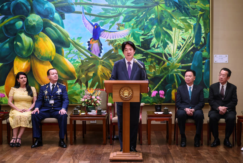 賴總統接見國防大學遠朋西語高階軍官班（1） 總統賴清德（中）11日在總統府接見國防大學「113 年遠朋西語高階軍官班」表示，「遠朋班」的宗旨象 徵著台灣與友好國家間在軍事與安全領域的緊密合 作；他非常期待透過「遠朋班」的交流，從不同角度 學習新知，共同促進彼此國家的進步發展。 中央社記者王飛華攝  113年7月11日 