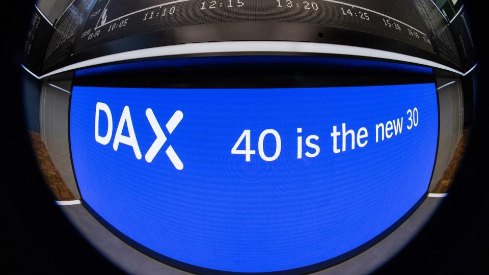 «40 ist das neue 30» steht zum Start des neuen Dax 40 auf einem Display unterhalb der Anzeigetafel an der Frankfurter Börse.