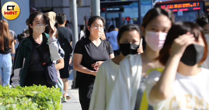 天氣炎熱，今日又出現一例中暑加染疫的死亡案例，年僅40多歲，也是今天最年輕死亡個案。（示意圖，非當事人／侯世駿攝）