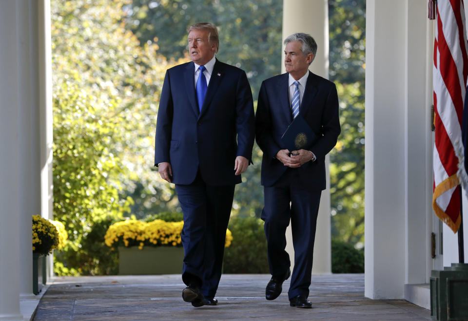 El presidente Donald Trump camina con el miembro de la Junta de la Reserva Federal, Jerome Powell, antes de anunciar que es el candidato para ser el próximo presidente de la Reserva Federal en el jardín de rosas de la Casa Blanca en Washington, el jueves 11 de noviembre de 2019.  2, 2017. (Foto AP/Pablo Martínez Monsiváis)