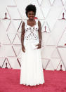 <p>Während sie die ganze Award-Season über auffällige Farben bevorzugte, erschien Viola Davis bei den Oscars ganz in Weiß. Ihre zeitlose Robe von Alexander McQueen fiel mit einem aufwändigen Cut-out-Design am Korsett auf, die ihre Haut durchschimmern ließ - elegant und sexy zugleich!</p> 