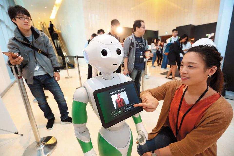 下一波主流產業有很大的機會由5G帶動，包括自駕、AI（人工智慧）、物聯網等類股將是重點。