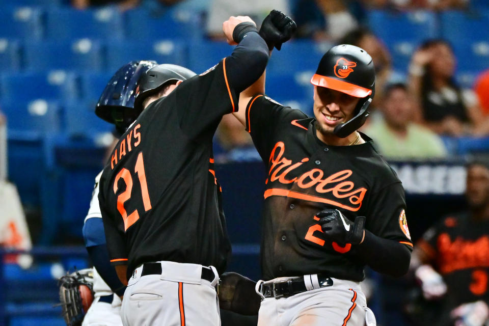 SAN PETERSBURGO, FLORIDA - 15 DE JULIO: Ramón Urías #29 de los Orioles de Baltimore celebra con Austin Hays #21 después de conectar un jonrón de dos carreras en la octava entrada contra los Rays de Tampa Bay en el Tropicana Field el 15 de julio de 2022 en San Petersburgo , florida  (Foto de Julio Aguilar/Getty Images)