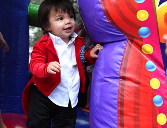 Matteo no se quedó con ganas de brincar en él.