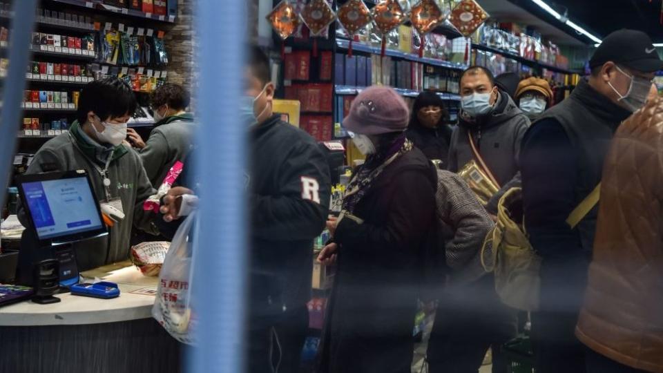 武漢市民爭相外出購買糧食，當地人透露目前食物供應尚算充足。