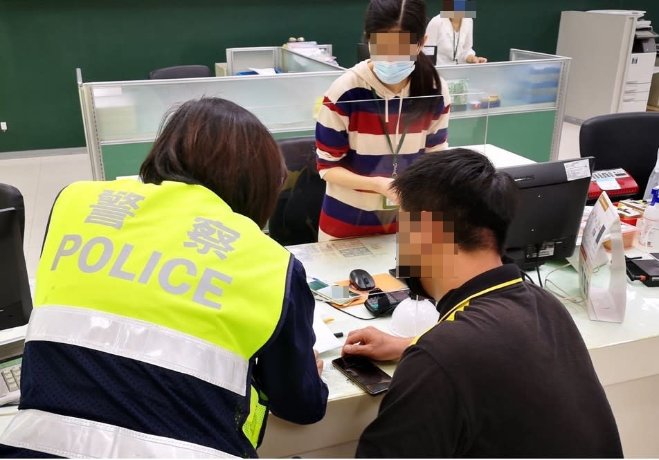 員警及行員勸阻，順利保住張男的血汗錢。（記者黃俊昇翻攝）