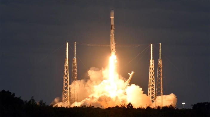 Une vue du lancement depuis le centre spatial Kennedy à proximité alors que le Falcon 9 s'éloignait du pad 40 à la station de la Force spatiale de Cap Canaveral.  / Crédit : William Harwood/CBS News