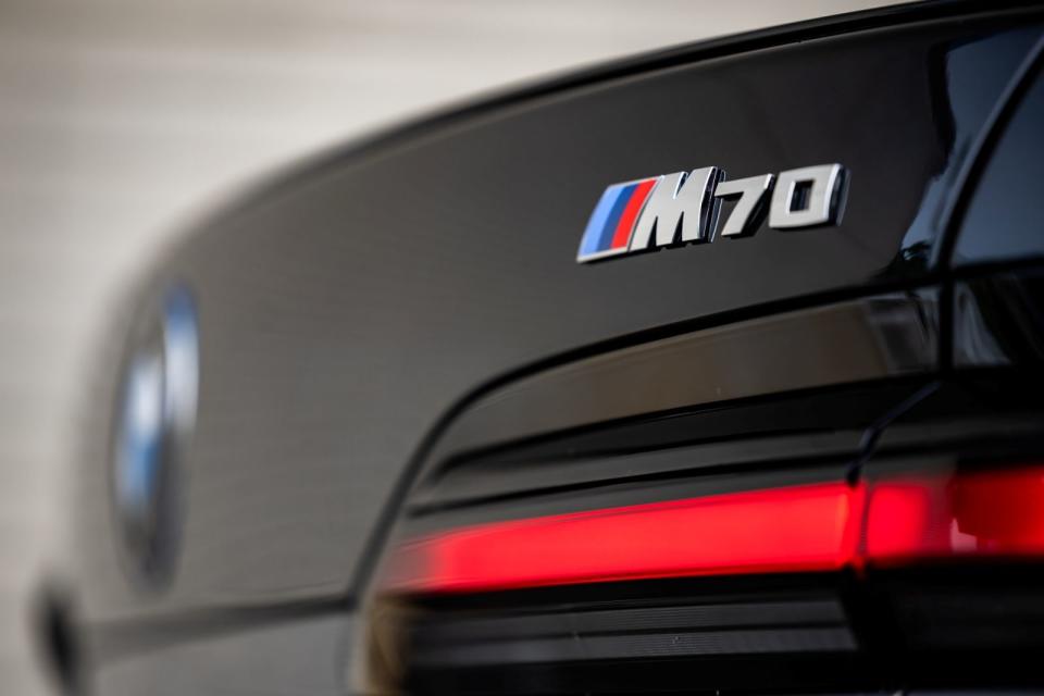 匯聚卓越電能科技、前瞻精湛工藝與M家族熱血靈魂，藉由車尾的M70專屬車型銘牌道出BMW i7 M70 xDrive震撼當代的王者姿態