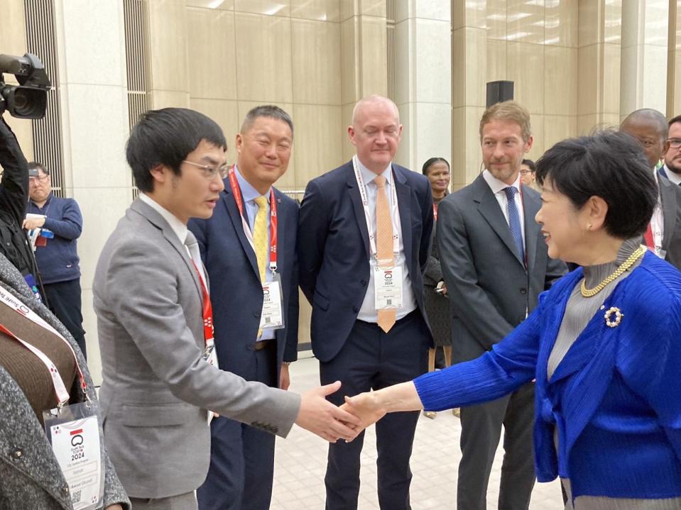 台北市政府發言人殷瑋代表蔣萬安向東京都知事小池百合子致意。（北市府提供）