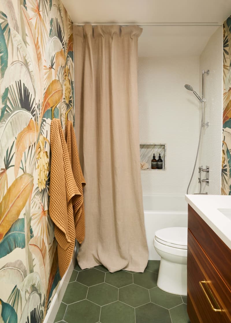 Green hexagon tile, beige and blue tropical floral wallpaper, beige shower curtain