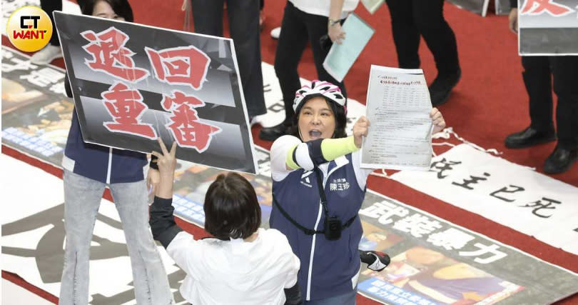 立院院會昨晚挑燈夜戰審查國會改革法案，朝野立委雖兵疲馬困，但仍間歇爆發針鋒相對的場面，圖為藍營立委陳玉珍反制綠委指審查是「國會黑箱」的批評。（圖／劉耿豪攝）