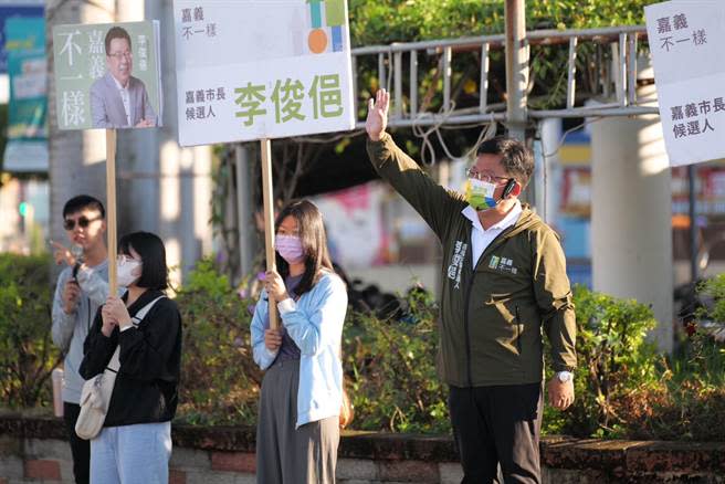 民進黨嘉義市長候選人李俊俋持續站路口拜票。（李俊俋團隊提供／廖素慧嘉市傳真）