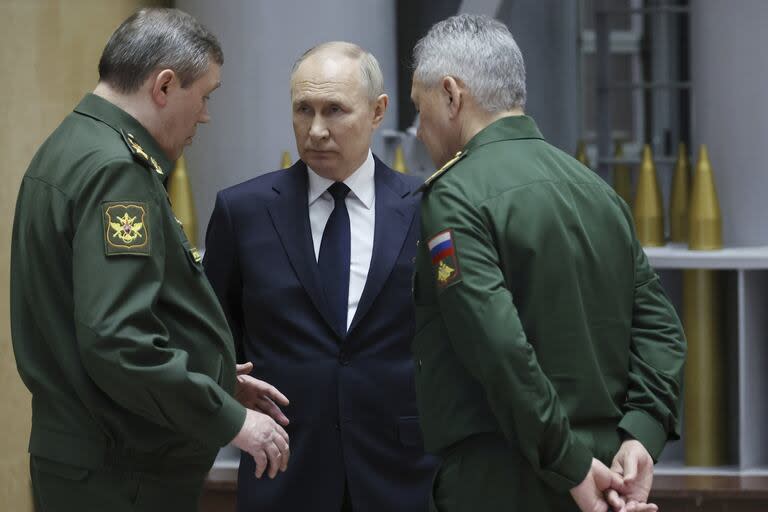 El presidente ruso Vladimir Putin, en el centro, conversa con el jefe del Estado Mayor general ruso, general Valery Gerasimov, izquierda, y el ministro de Defensa ruso, Sergei Shoigu, después de una reunión con líderes militares en Moscú, Rusia, el 19 de diciembre de 2023