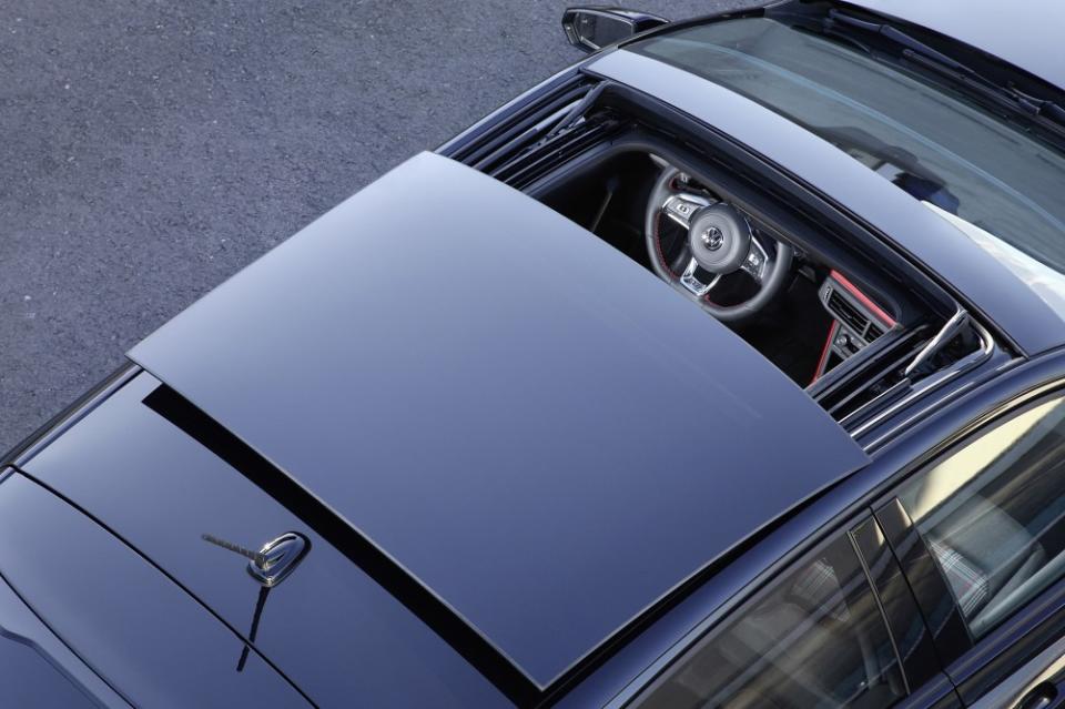Polo GTI Anniversary SE 週年限定版升級大尺寸電動玻璃天窗。