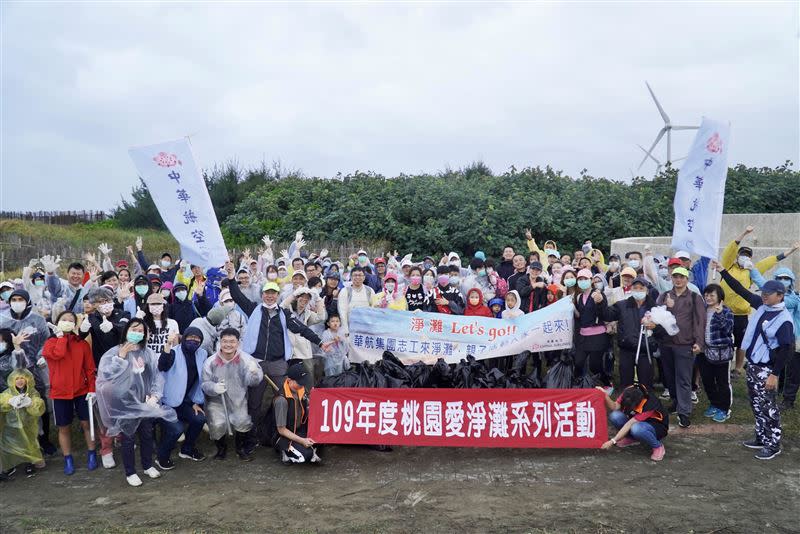 華航員工(17)日響應桃市府愛淨灘活動，前往觀音海水浴場淨灘，讓桃園海岸煥然一新。（圖／華航提供）